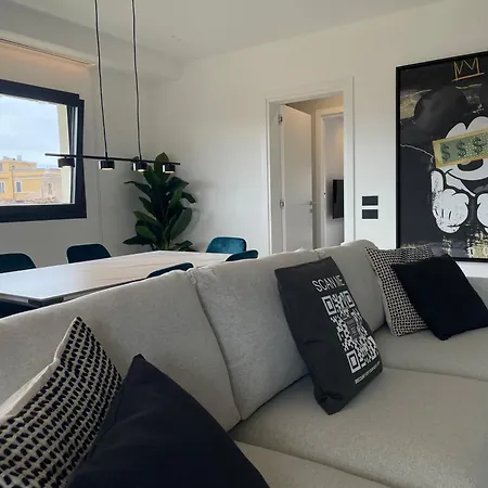 Luxurious High-end 2br Penthouse - Terrace - Great View - Parking - Historical Centre Lägenhet