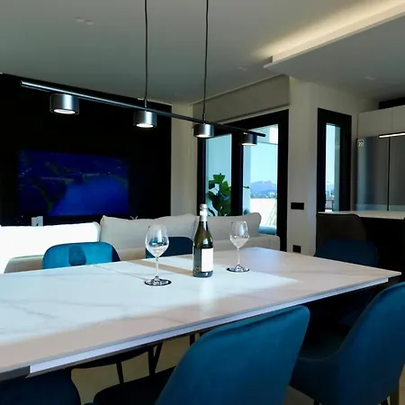 Apartment De Filippi Penthouse - 2br Sea View, Terrace & Parking, Old Town *