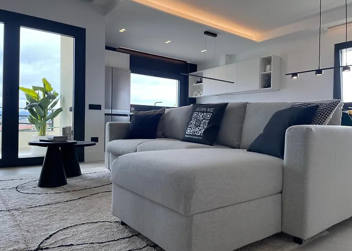 Apartment Luxurious High-end 2br Penthouse - Terrace - Great View - Parking - Historical Centre