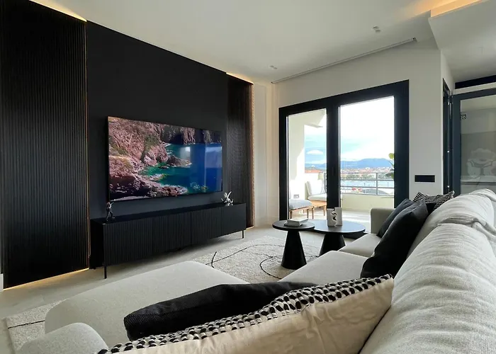 Luxurious High-end 2br Penthouse - Terrace - Great View - Parking - Historical Centre *