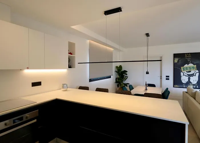 Luxurious High-end 2br Penthouse - Terrace - Great View - Parking - Historical Centre